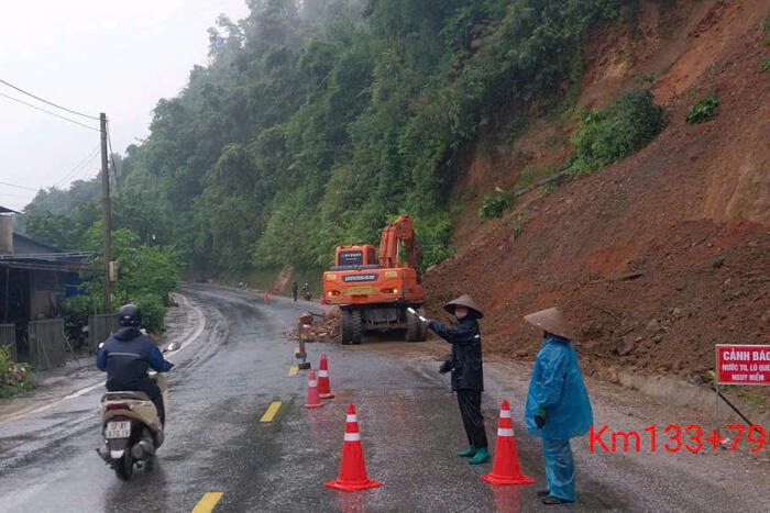 Sạt lở khối lượng lớn trên QL6 và QL3