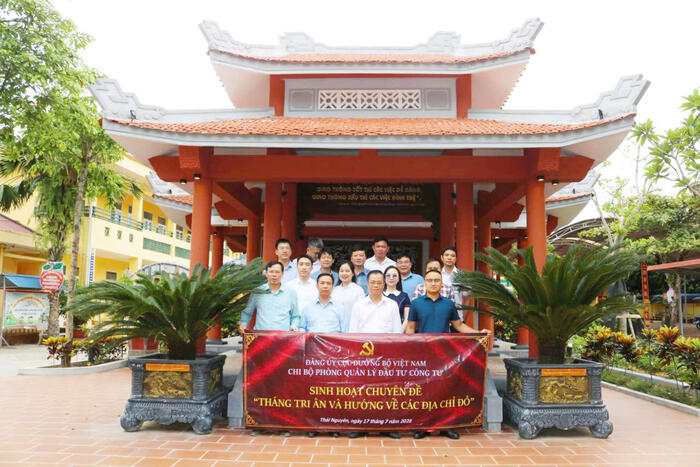 Sinh hoạt chuyên đề của Chi bộ Phòng Quản lý đầu tư công tư: Về nguồn để giữ vững niềm tin, tiếp thêm động lực cống hiến