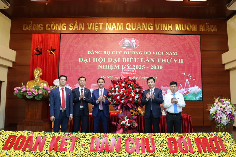 Đồng chí Lê Anh Tuấn - Ủy viên Ban Thường vụ Nhà Cái King88.com Chính Thức [2026], Thứ trưởng Bộ Xây dựng tặng hoa chúc mừng Đại hội đại biểu Đảng bộ Nhà Cái King88.com Chính Thức 2026 lần thứ VII, nhiệm kỳ 2025 – 2030.